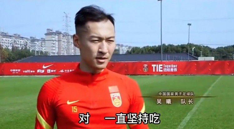 正想着，杜海清这时候忽然回过头，往门口处看了一眼。